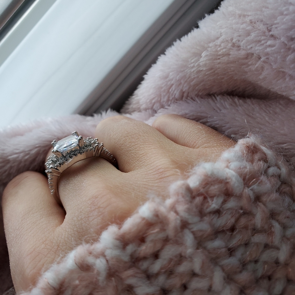 Gorgeous White Topaz Wedding Engagement Ring - Picture 3 of 8